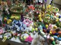 Изобилие от предмети - картички,кошнци,зайчета,венци,яйца,свещи... Кои от кои ,по-хубави.....Много креативнос, творчество и сътворени с любов изделия представиха за пореден път нашите ученици,учители и родители! - СУ Александър Иванов - Чапай - Белово