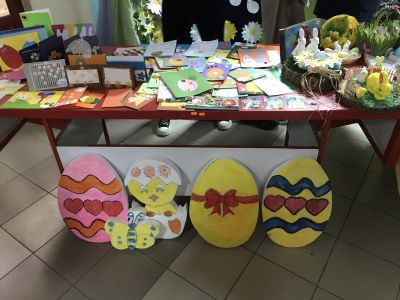 Изобилие от предмети - картички,кошнци,зайчета,венци,яйца,свещи... Кои от кои ,по-хубави.....Много креативнос, творчество и сътворени с любов изделия представиха за пореден път нашите ученици,учители и родители! 4
