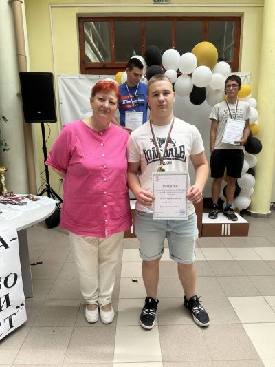 Награждаване на учениците от спортните състезания по повод 80-годишният юбилей на СУ "Александър Иванов - Чапай" - СУ Александър Иванов - Чапай - Белово