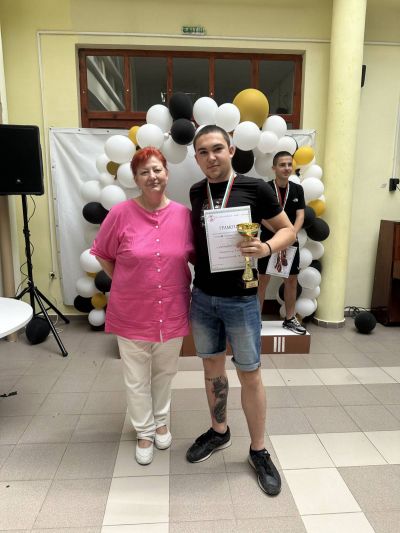 Награждаване на учениците от спортните състезания по повод 80-годишният юбилей на СУ "Александър Иванов - Чапай" - СУ Александър Иванов - Чапай - Белово