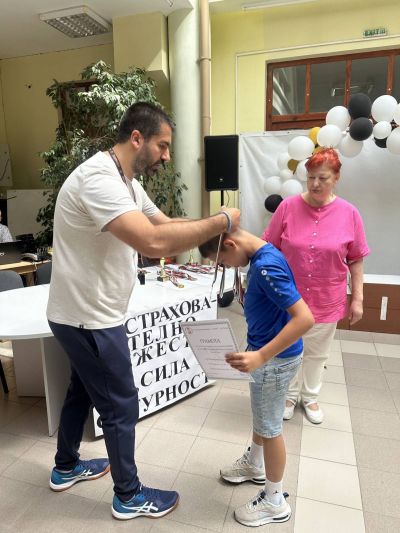 Награждаване на учениците от спортните състезания по повод 80-годишният юбилей на СУ "Александър Иванов - Чапай" - СУ Александър Иванов - Чапай - Белово